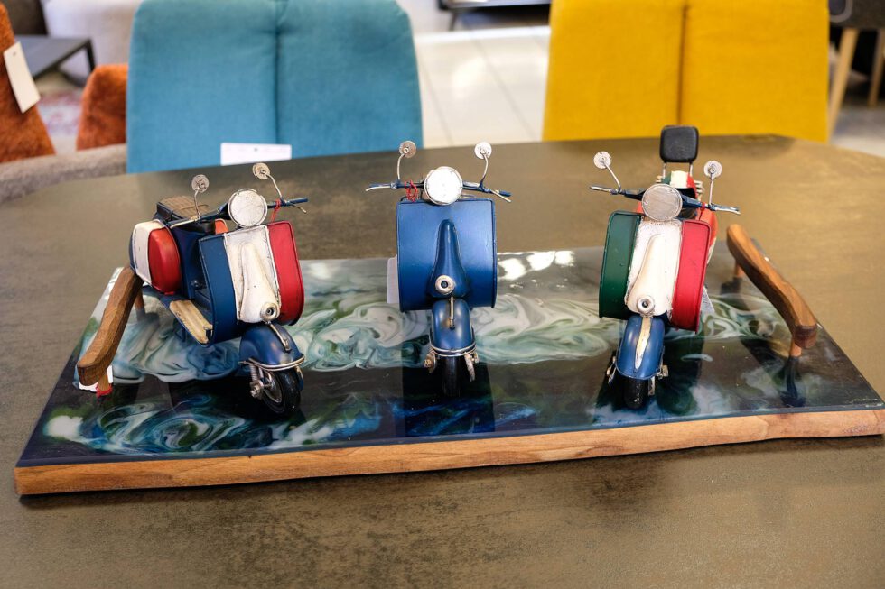 Décoration à poser (scooters) disponibles dans votre magasin meubles et décoration à Ugine (73)