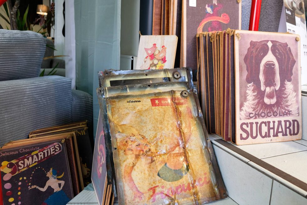 plaques publicitaires, à retrouver à votre magasin meubles et décoration d'Ugine (73)